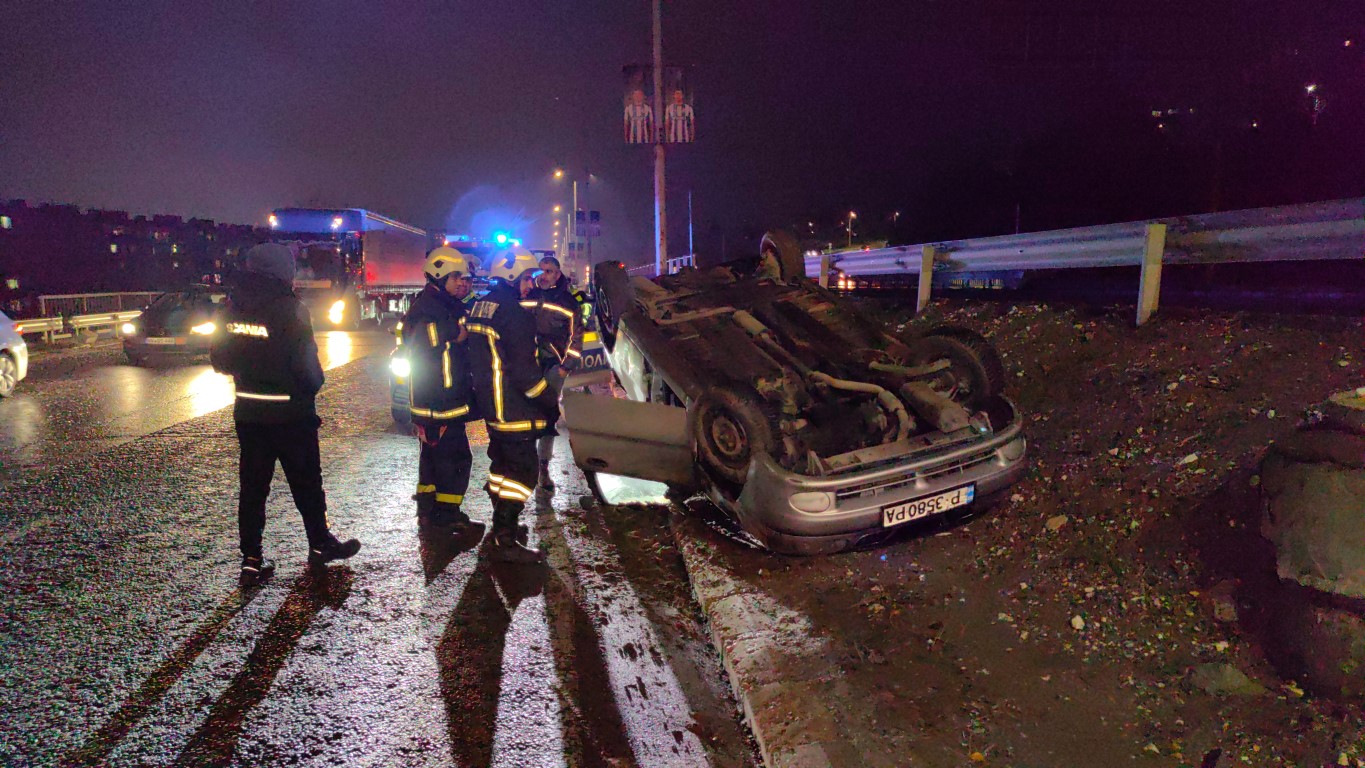 Кола с две деца в нея се обърна по таван на бул."България" (ВИДЕО)